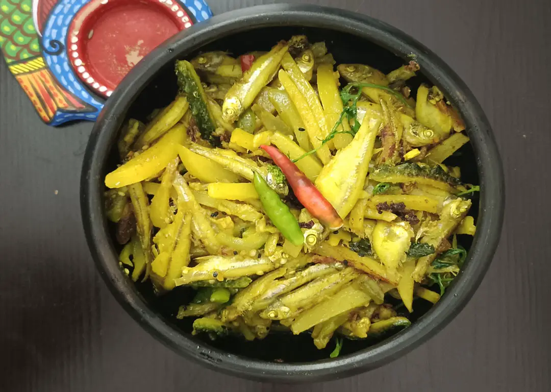 Bitter Gourd & Anchovy Curry (Ucche Mourola)